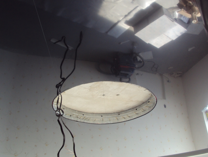 Внутренний вырез для люстры в натяжном потолке