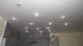 натяжной потолок со светильниками