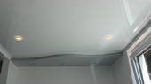 серый двухуровневый потолок в комнате