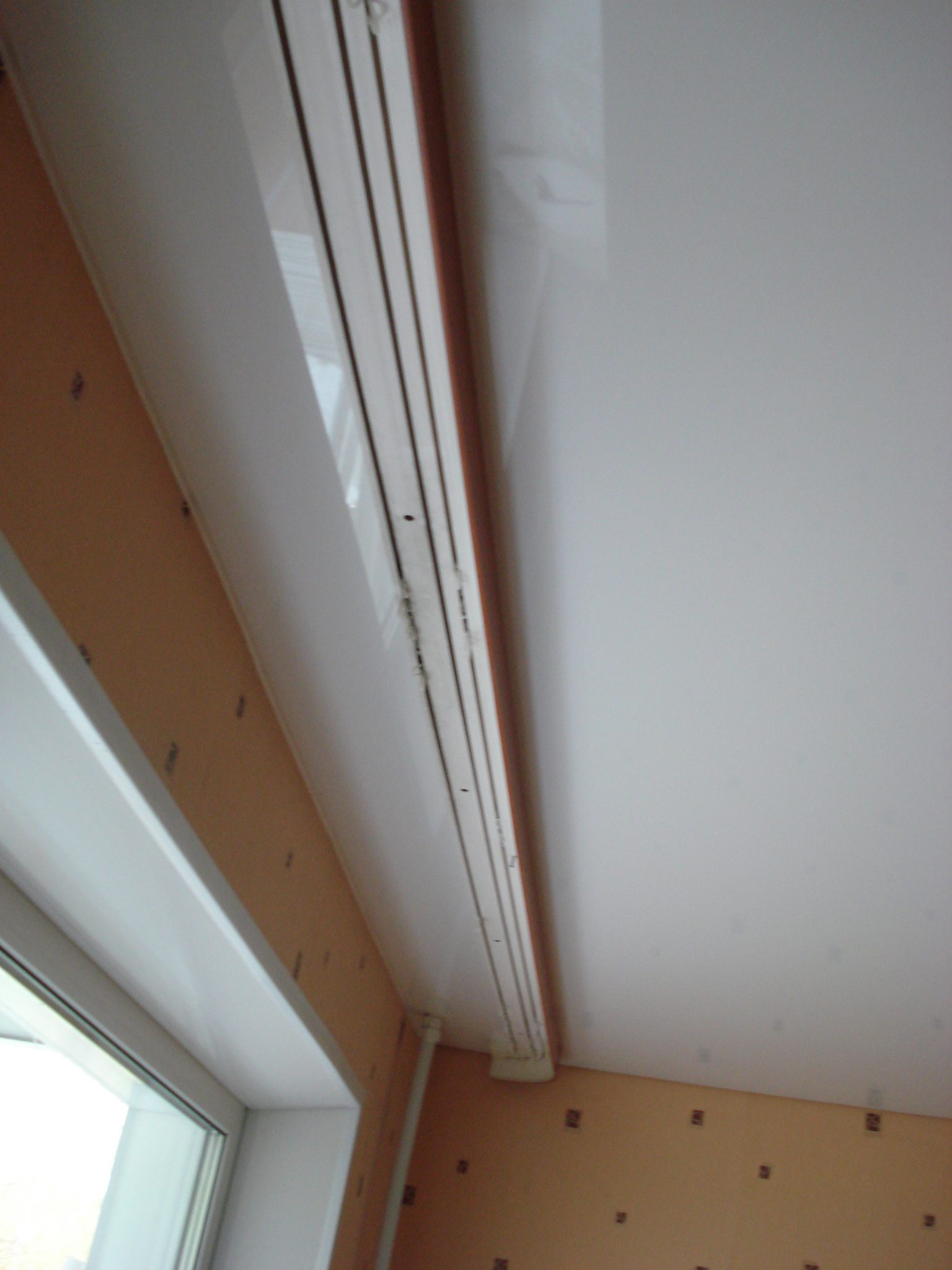 демонтаж потолочного карниза с натяжного потолка