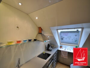 Натяжной потолок мансардный белый кухня 5 кв. м